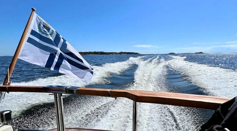 Private boat to Aura Golf